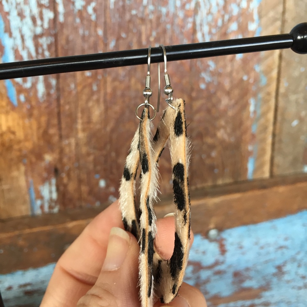 Animal Print Faux Fur Cutout Teardrop Earring‎ - Picture 3 of 3